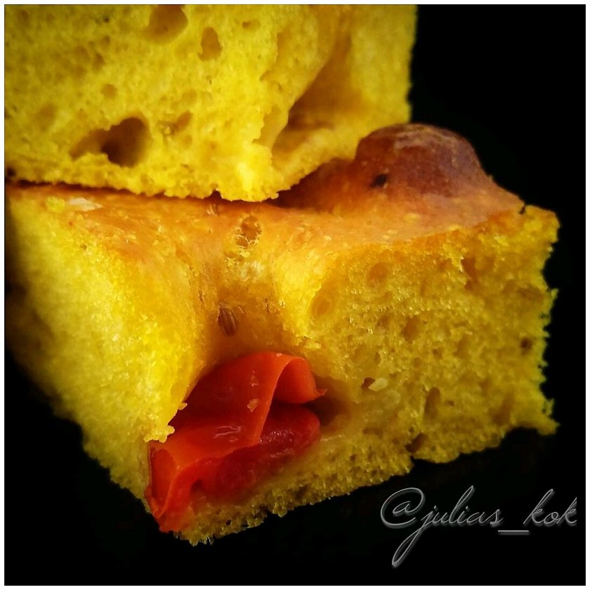 Saffransfocaccia med fänkål och tomat