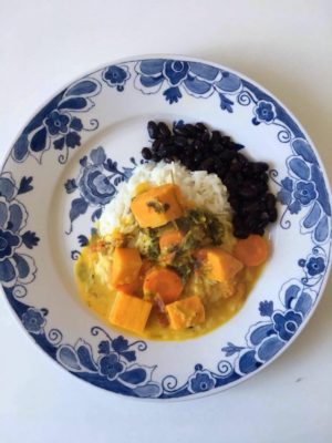 Vegetarisk Saffransgryta som serveras med ris